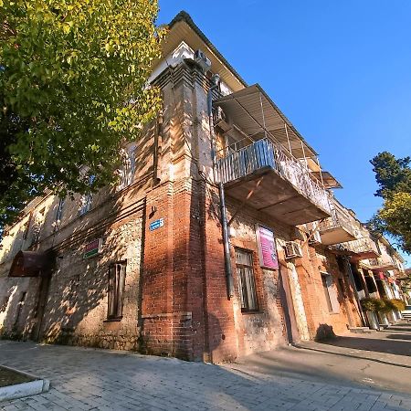 Мини-Отель В Центре Сухума - Аиааира Sukhumi Esterno foto