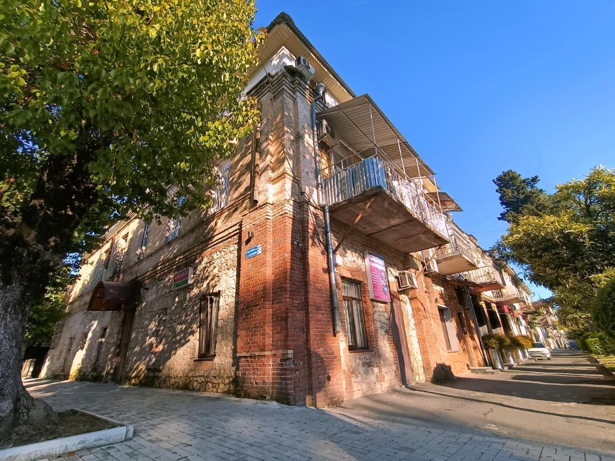 Мини-Отель В Центре Сухума - Аиааира Sukhumi Esterno foto